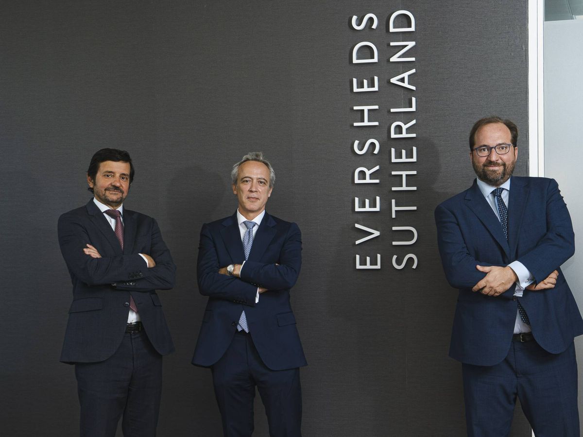 Foto: De izquierda a derecha:  Antonio Bravo, socio de Litigación y Arbitraje de Eversheds, Rafael Gil Nievas y Jacobo Martínez, socio director.