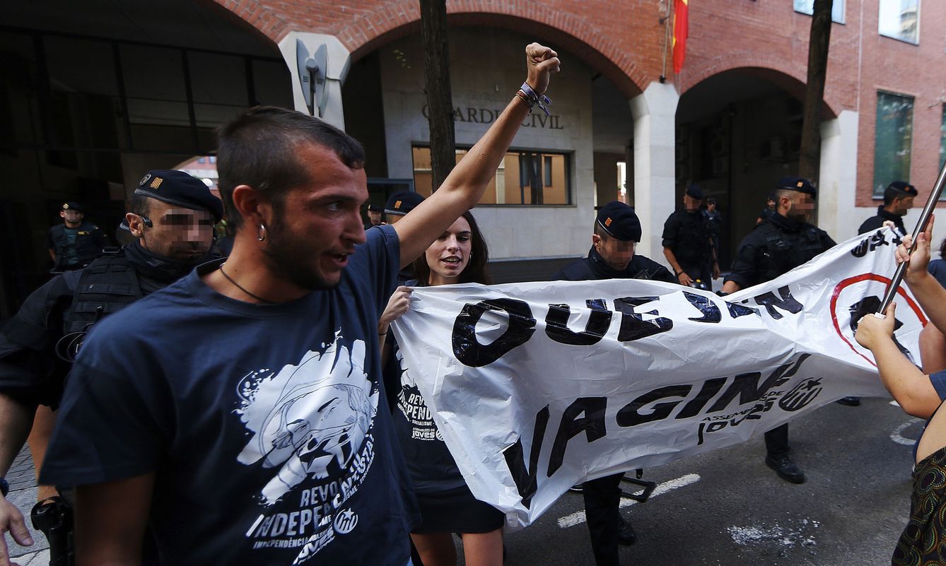 Jóvenes independentistas reclaman la marcha de la Guardia Civil de Cataluña. (EFE)
