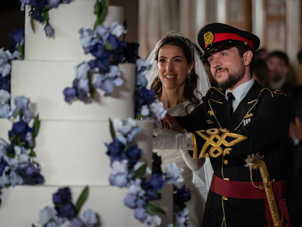 Foto: Los príncipes de Jordania con su tarta de bodas. (EFE)