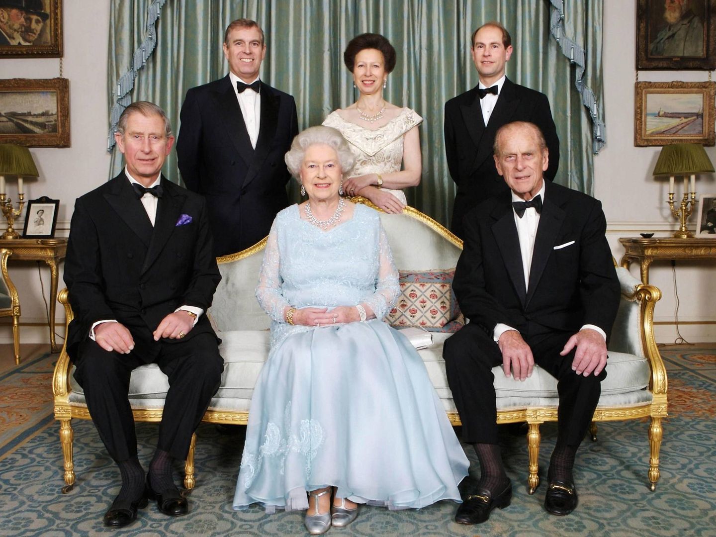 La reina Isabel con su marido y sus cuatro hijos durante el 70 cumpleaños del príncipe Carlos. (Cordon Press)