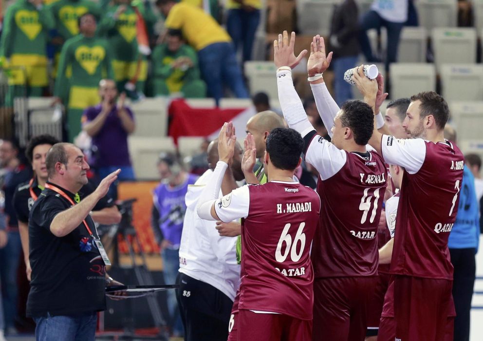 Foto: Los jugadores de Qatar celebran la victoria ante Brasil (Efe). 