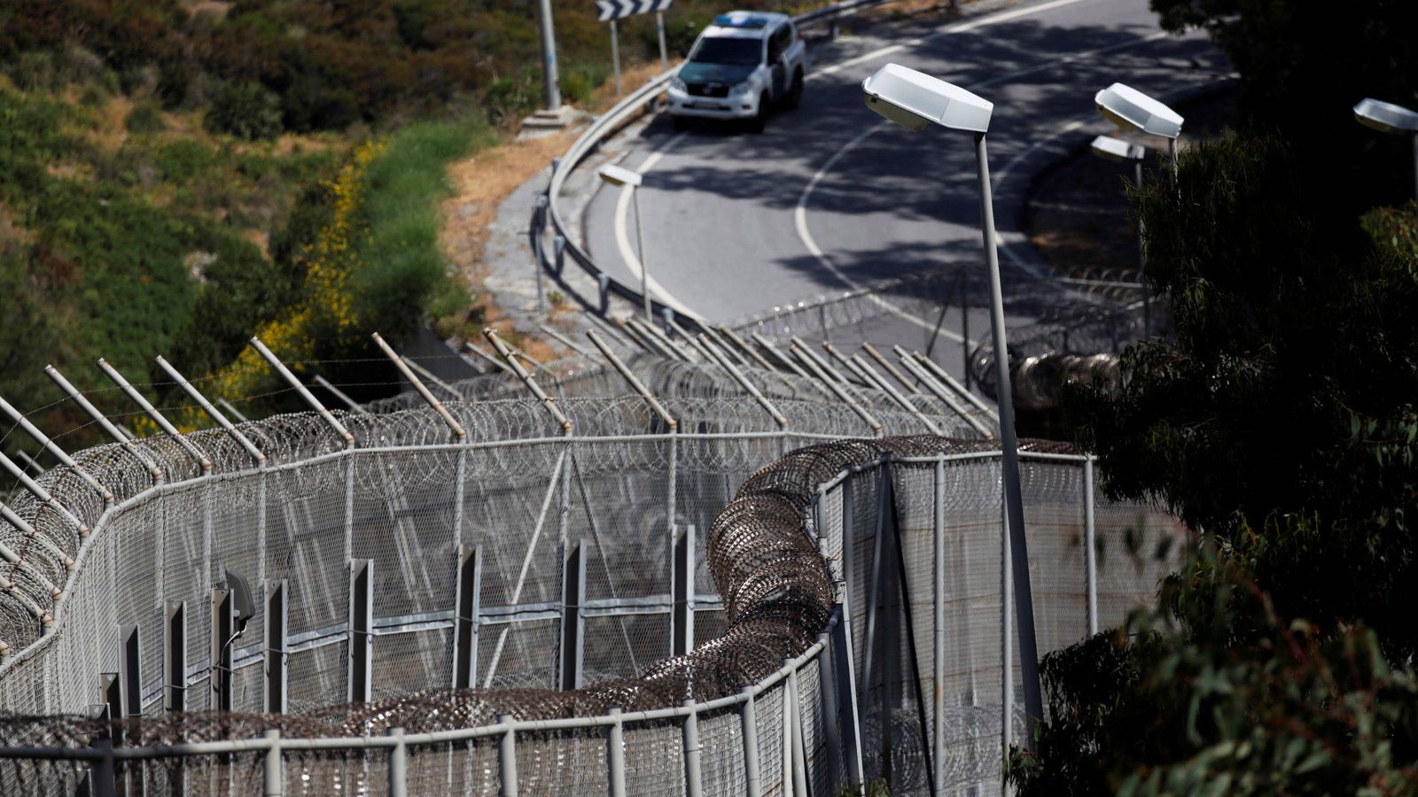 Foto: Un coche de la Guardia Civil patrulla en Ceuta la frontera que separa España y Marruecos. (Reuters)
