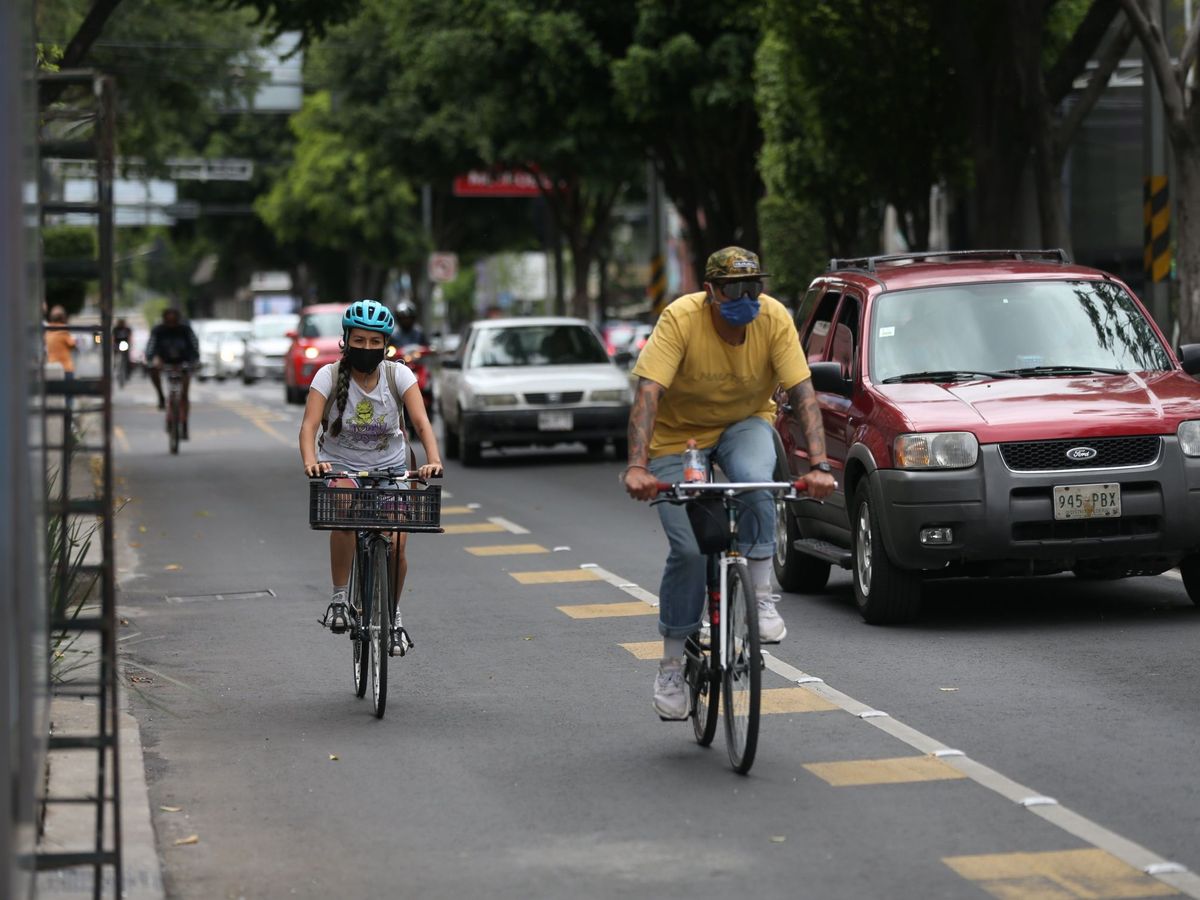 Foto: Varias personas montando en bicicleta en Ciudad de México. Foto: EFE Sáshenka Gutiérrez