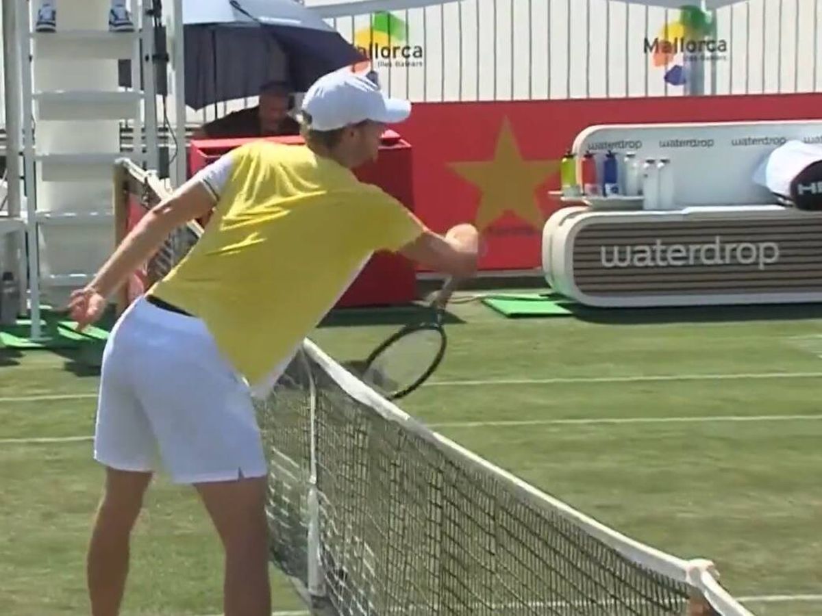 Foto: Yannick Hanfmann falla una volea fácil en su partido ante Cachín en el ATP de Mallorca.