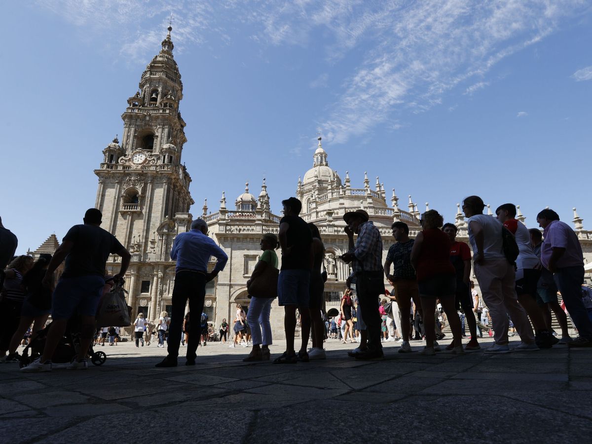 Foto: Turistas en Santiago de Compostela. (EFE/Lavandeira Jr)