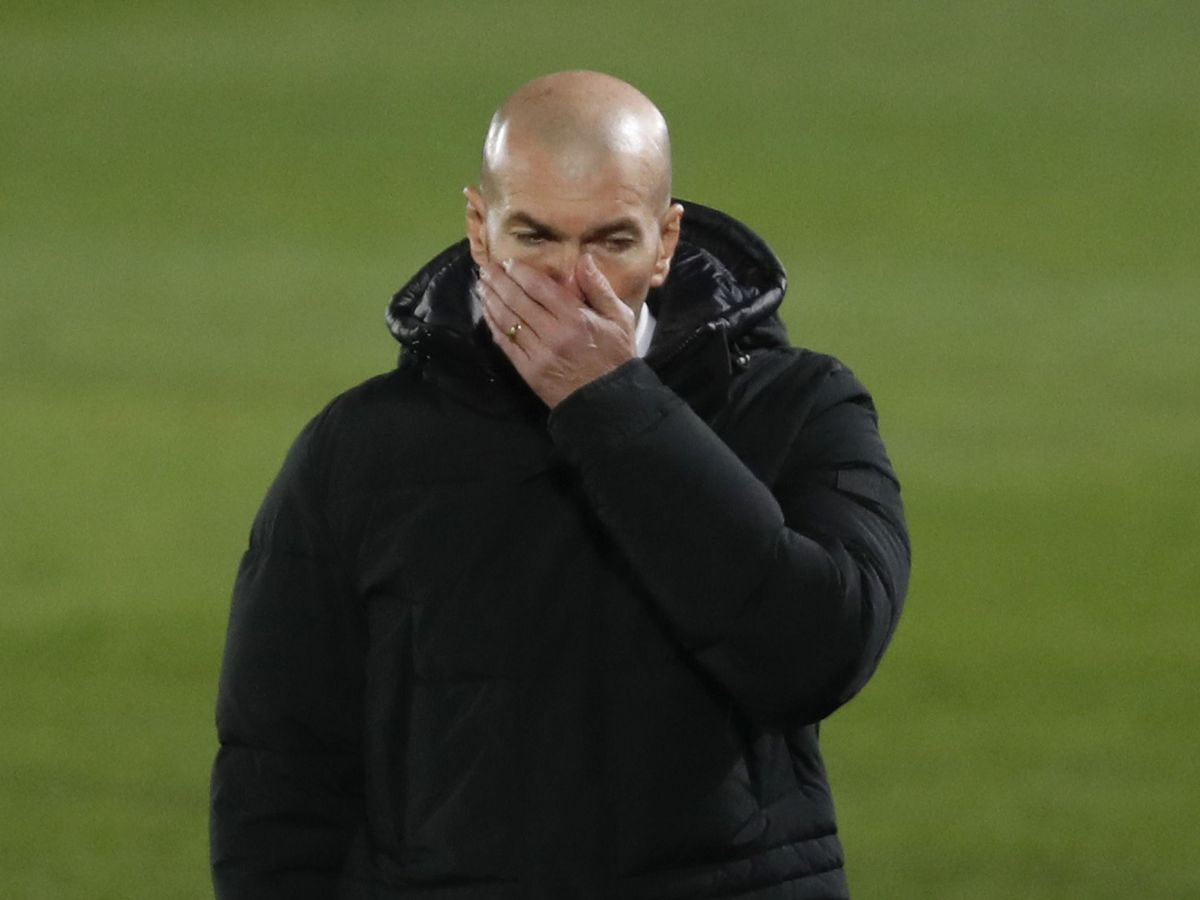 Foto: Zidane se lleva la mano a la boca con un gesto de preocupación, en un partido del Real Madrid. (EFE)
