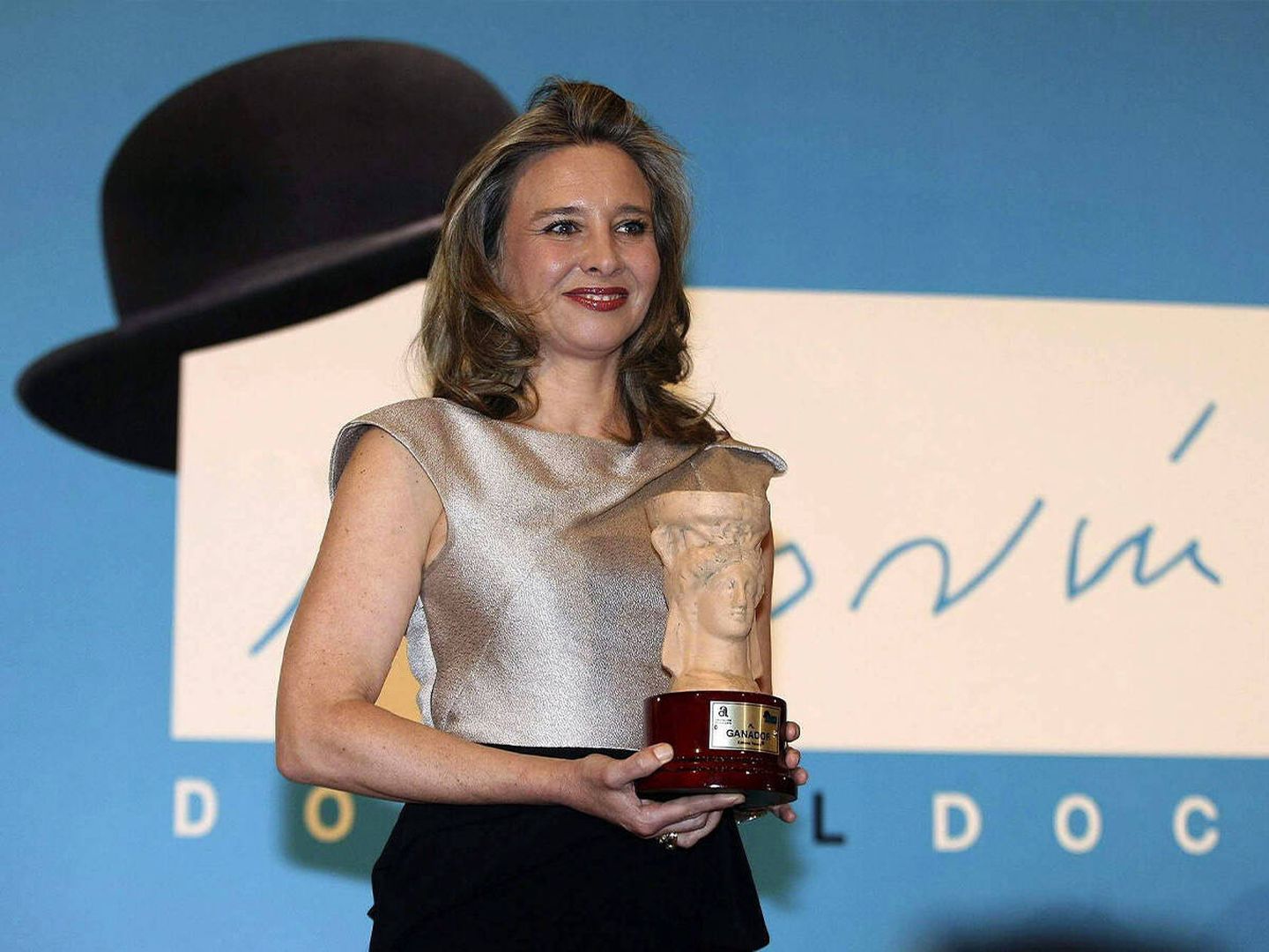 La novelista recogiendo el Premio Azorín de Novela en 2021. (Foto: EFE/Morell)