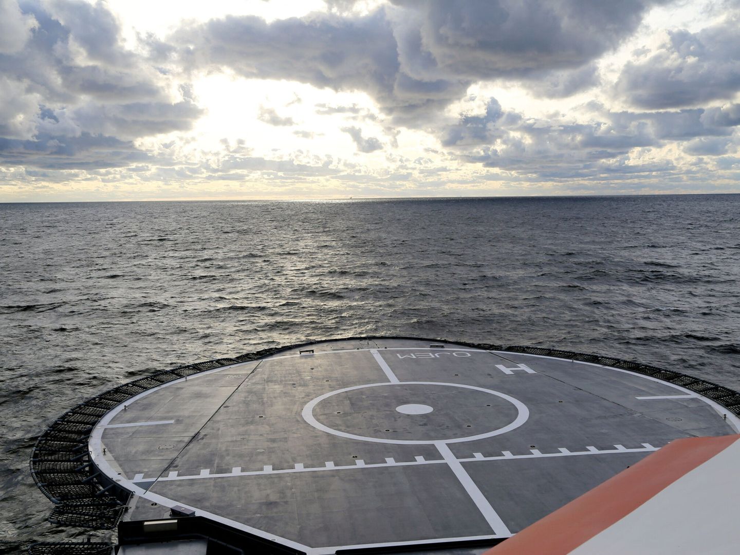Un barco comprueba los daños en el gasoducto que une Finlandia con Estonia. (Reuters)