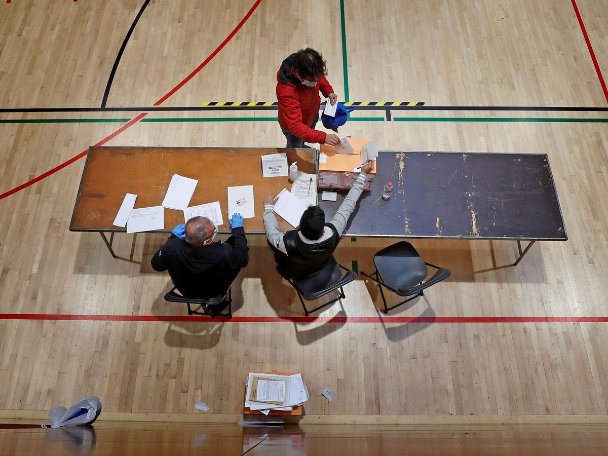 Foto: Imagen de archivo de una mesa electoral. (EFE/Alberto Estévez)