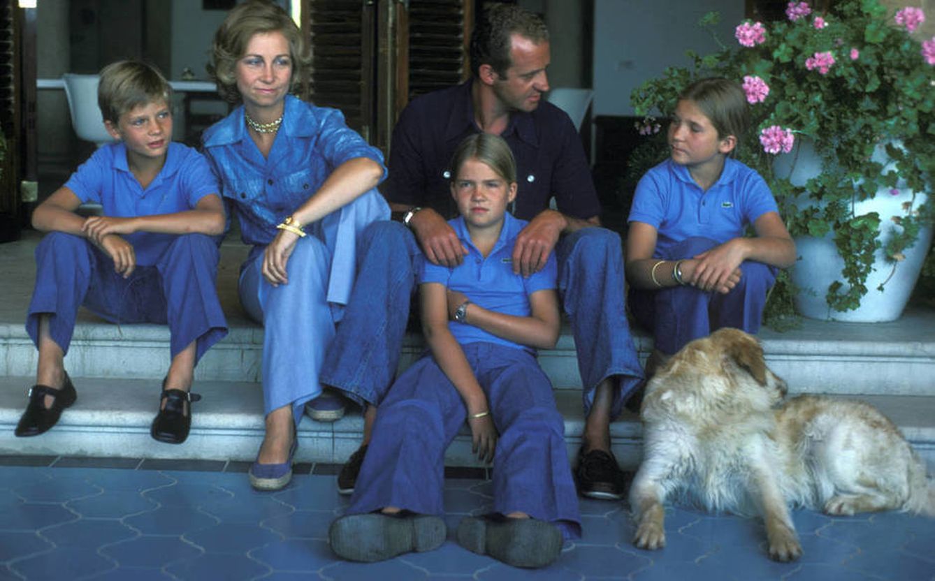 Los reyes eméritos, con sus hijos en Marivent en 1976. (Getty)