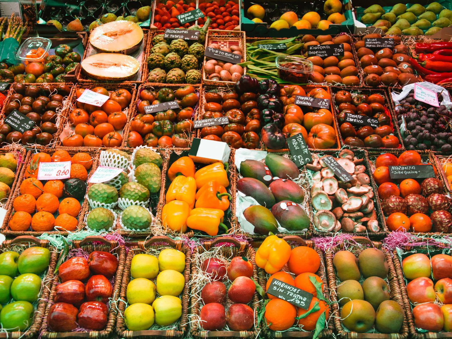 Frutas y verduras en un mercado. (iStock)