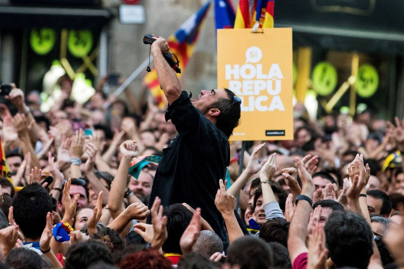 Manifestantes celebran la declaración de independencia unilateral de Cataluña. (EFE)