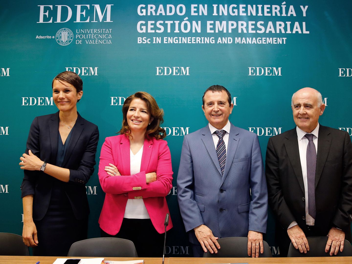 Hortensia Roig, segunda por la izquierda, es secretaria general de la escuela de negocios EDEM. (EFE)