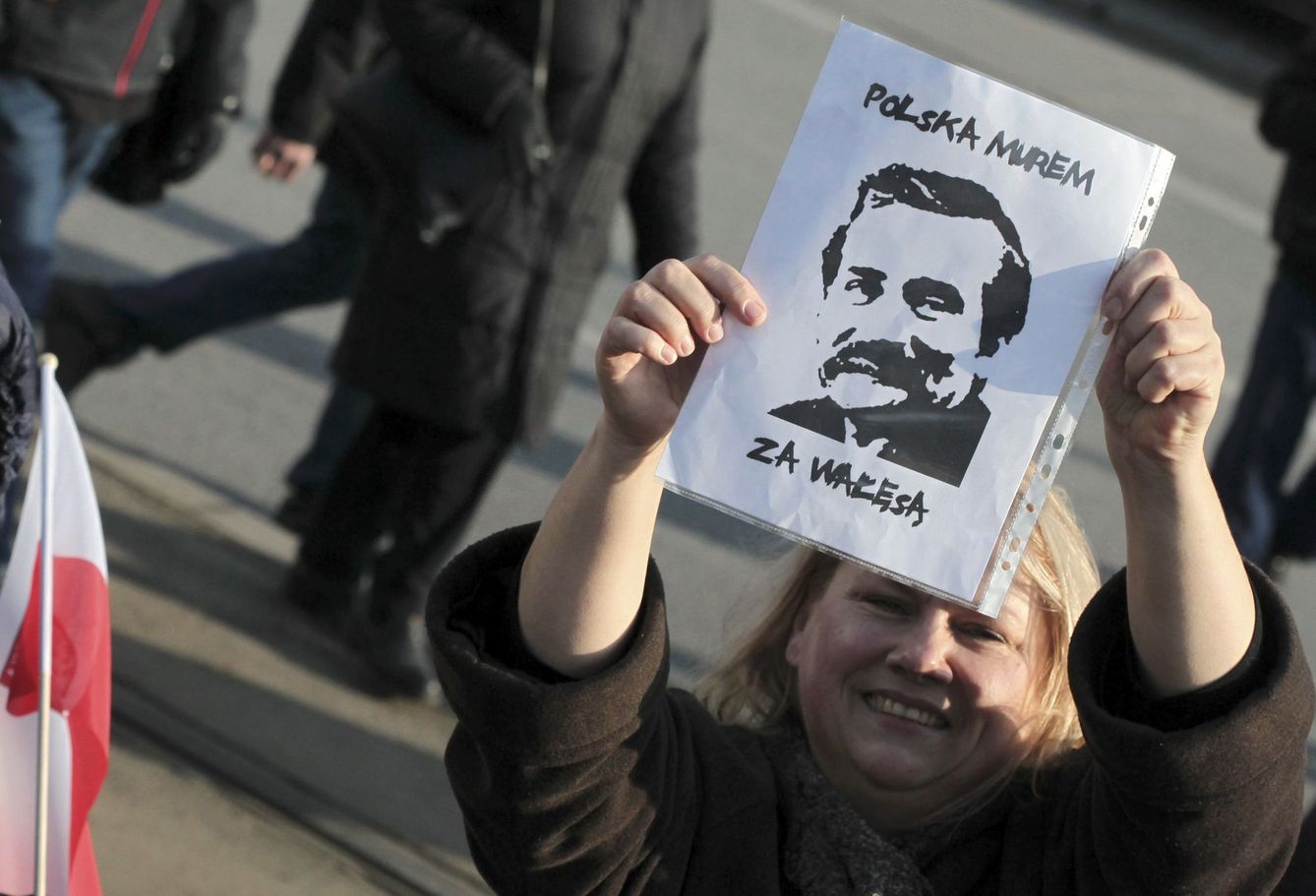 Una mujer sostiene una fotografía de Lech Walesa, líder de Solidarnosc, durante una protesta en Varsovia en febrero de 2016 (Retuers) 