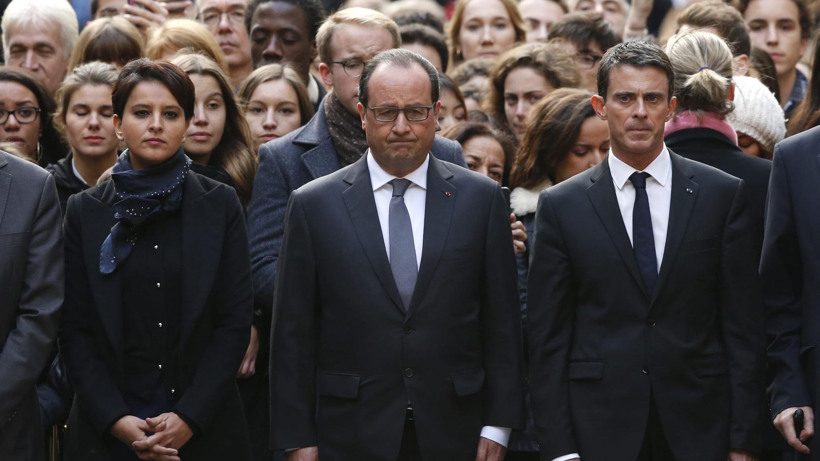 Foto: François Hollande junto al primer ministro, Manuel Valls, y la ministra de Educación, Najat Vallaud-Belkacem, guardan un minuto de silencio en memoria de las víctimas de los atentados. (Efe) 