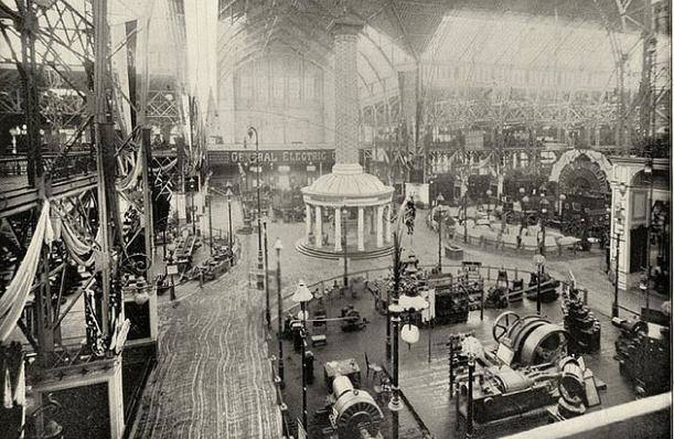 Exposición Universal de Chicago en 1893: exhibición de la General Electric cuya pieza central era una torre eléctrica de Edison con más de 18.000 bombillas
