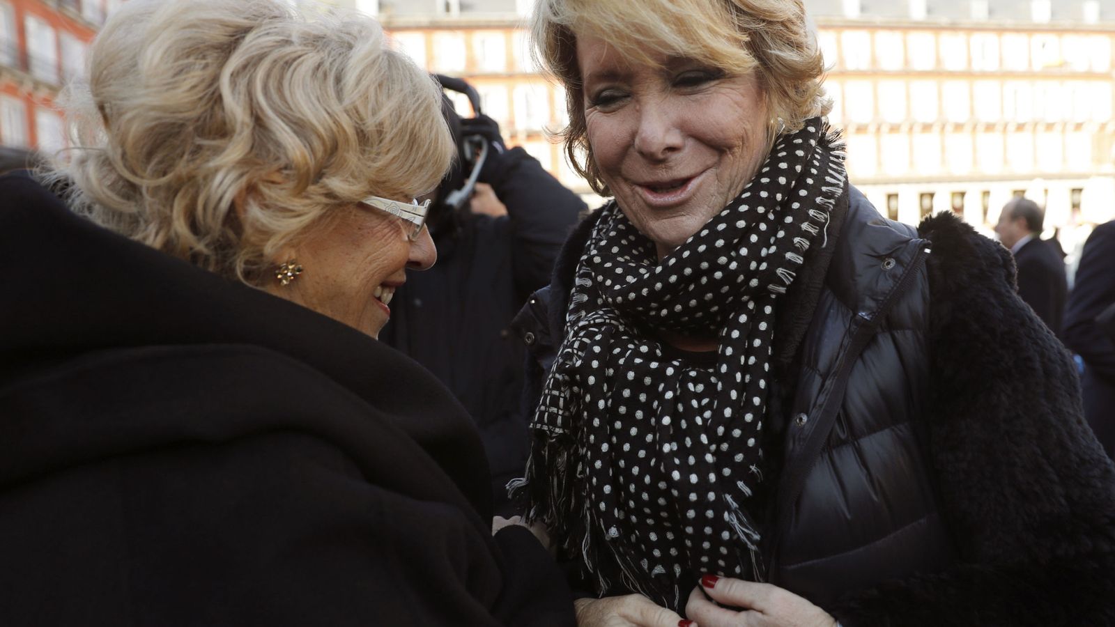 Foto: La alcaldesa de Madrid, Manuela Carmena (i), conversa con la portavoz del PP en el Ayuntamiento de la capital, Esperanza Aguirre (d). (EFE)