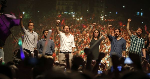 Foto: Íñigo Errejón, Pablo Bustinduy, Pablo Iglesias, Irene Montero, Alberto Garzón y Rafa Mayoral, en la noche electoral del 26-J. (EFE)