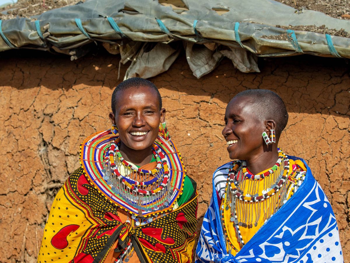 Foto: Dos mujeres Masai con su traje tradicional hablando entre ellas en Tanzania (Fuente: iStock)