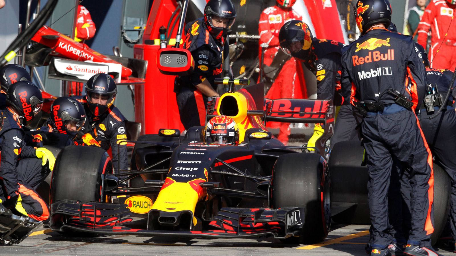 Foto: Verstappen, durante un pit-stop. (Reuters)