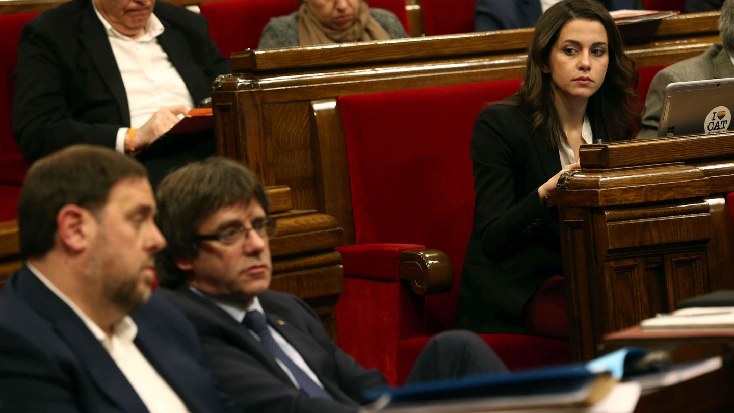 La presidenta del grupo parlamentario de Ciudadanos, Inés Arrimadas (d), observa a Puigdemont y Junqueras. (EFE)