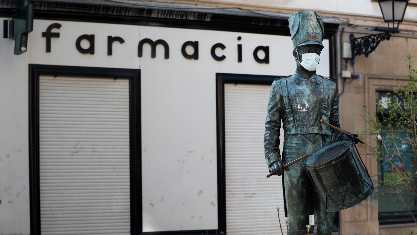 La estatua en honor al músico donostiarra Raimundo Sarriegi, en San Sebastián, luce una mascarilla. (EFE)