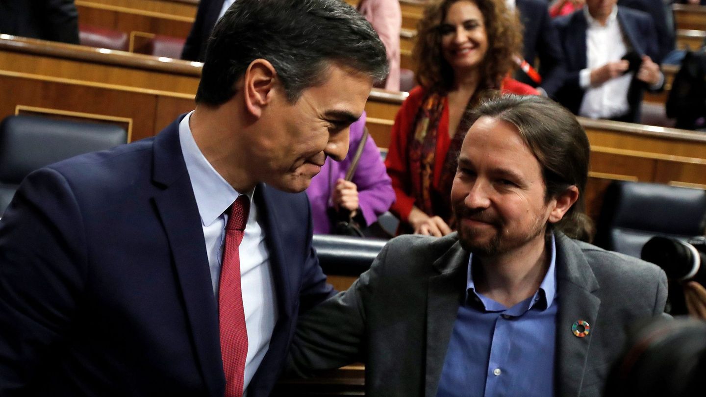 Pablo Iglesias (con la insignia) y Pedro Sánchez, tras la investidura. (EFE)
