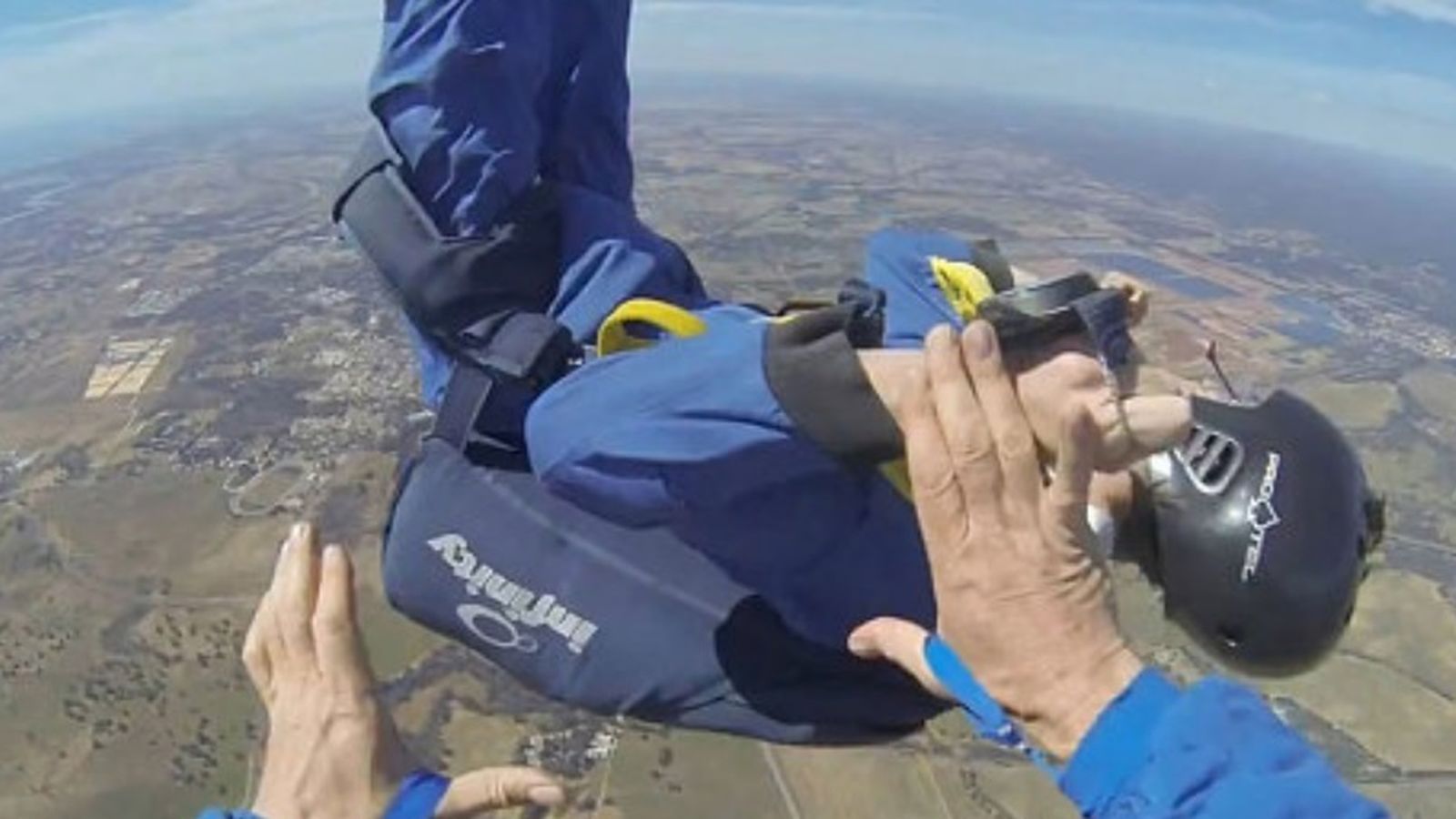 Foto: Christopher, el paracaidista que quedó inconsciente en pleno descenso (YouTube)