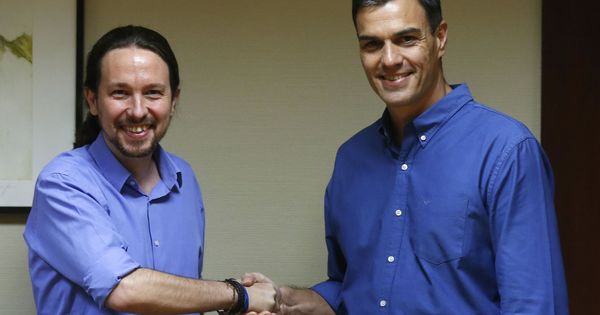 Foto: Pablo Iglesias y Pedro Sánchez se saludan antes de una reunión en julio de 2017. (Efe)
