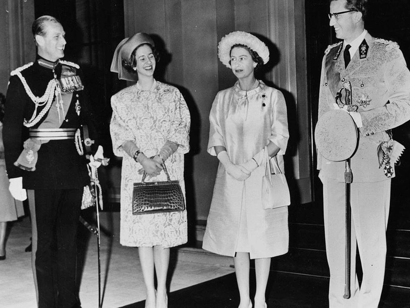 Balduino y Fabiola de Bélgica junto a Isabel II y el príncipe Felipe en 1963. (Getty)