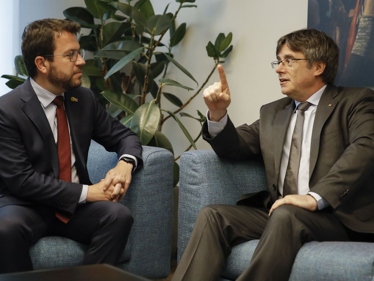 Foto: El presidente de la Generalitat, Pere Aragonès, junto al expresidente Carles Puigdemont en Bruselas. (EFE/Oliver Hoslet)