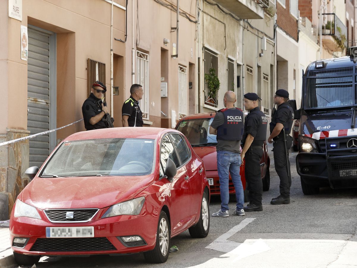 Foto: Mossos d'Esquadra a las afueras de una casa en imagen de archivo. (EFE/Andreu Dalmau) 