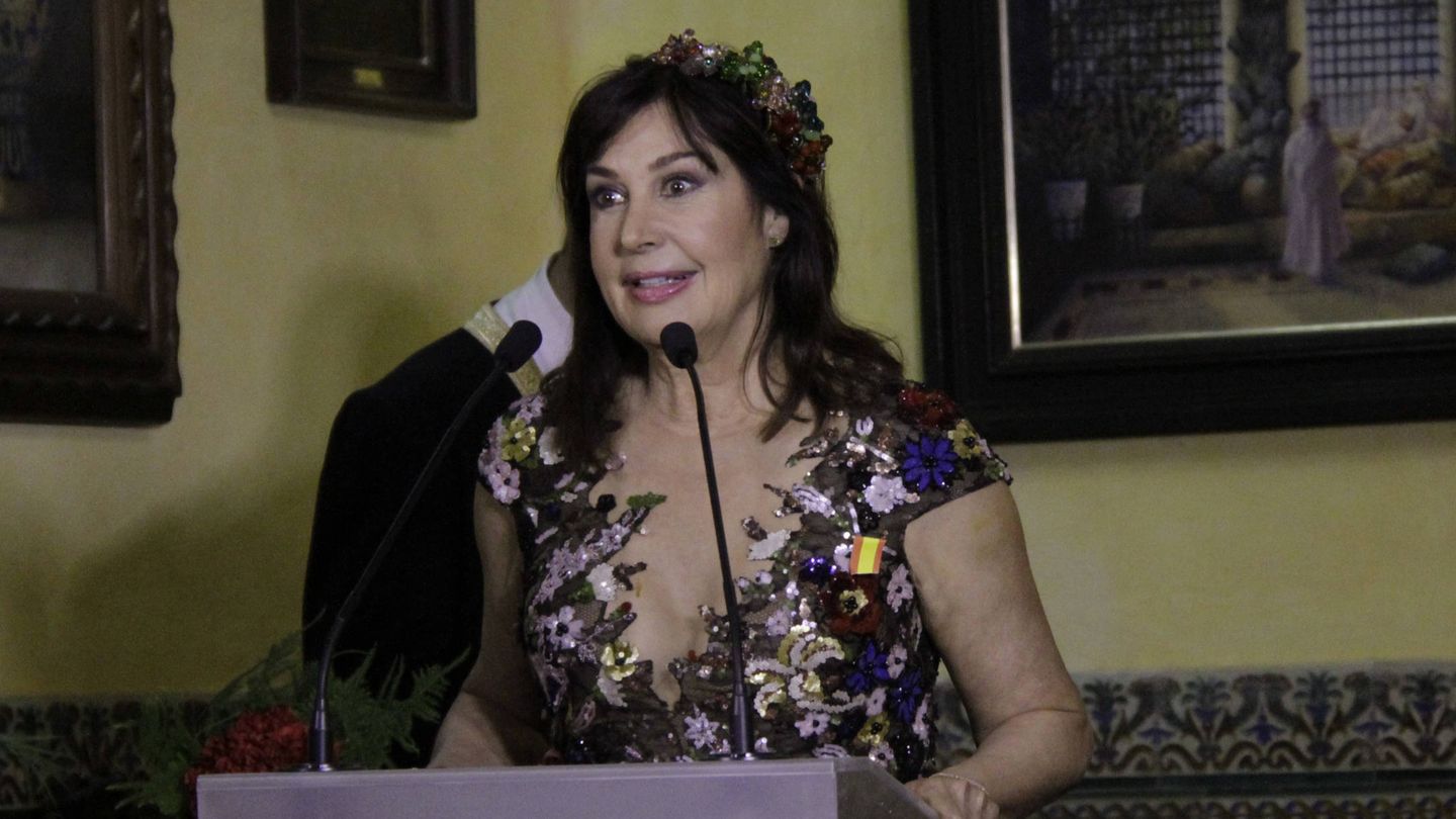 Carmen Martínez-Bordiú recoge el premio para su madre. (Gtres)