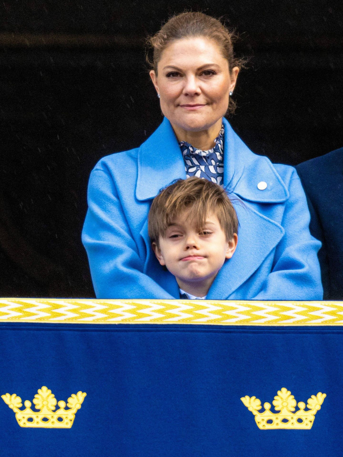 Victoria de Suecia protege a su hijo del viento bajo su abrigo. (CP)