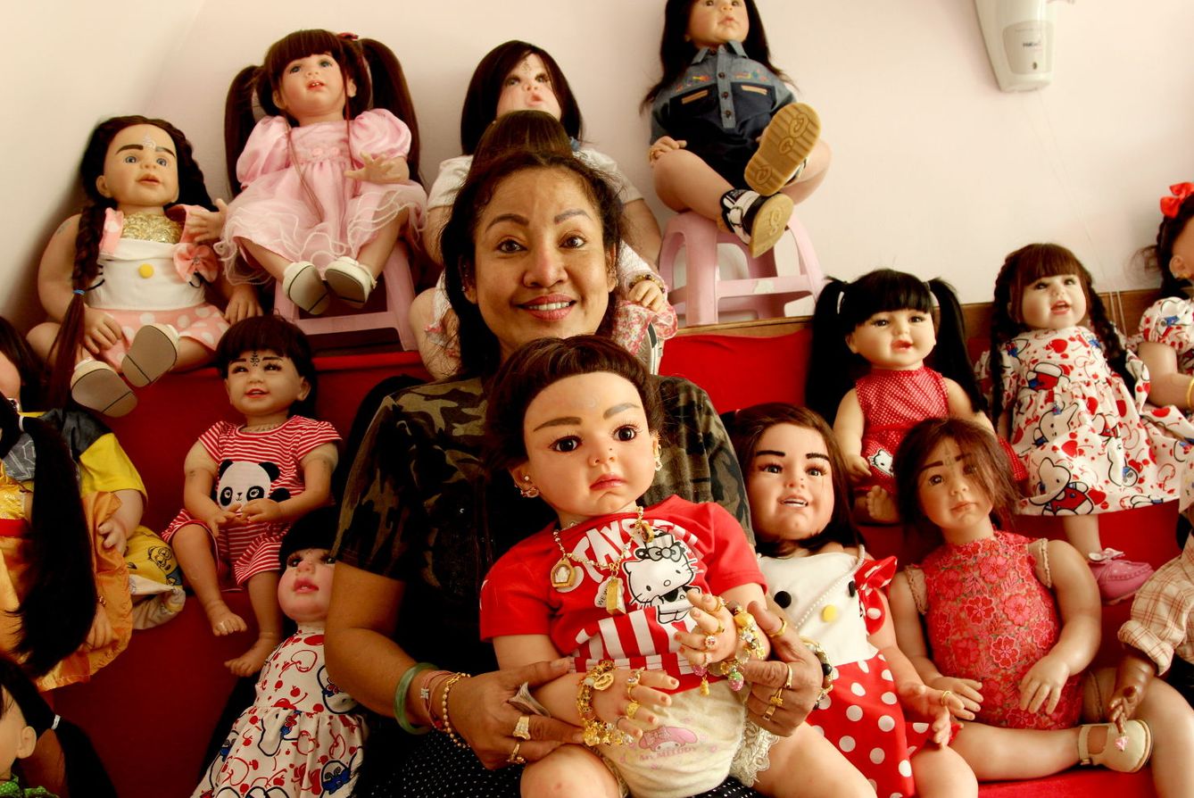 Mama Ning, la creadora de las 'luk thep', entre varias de sus muñecas. (L. Villadiego)