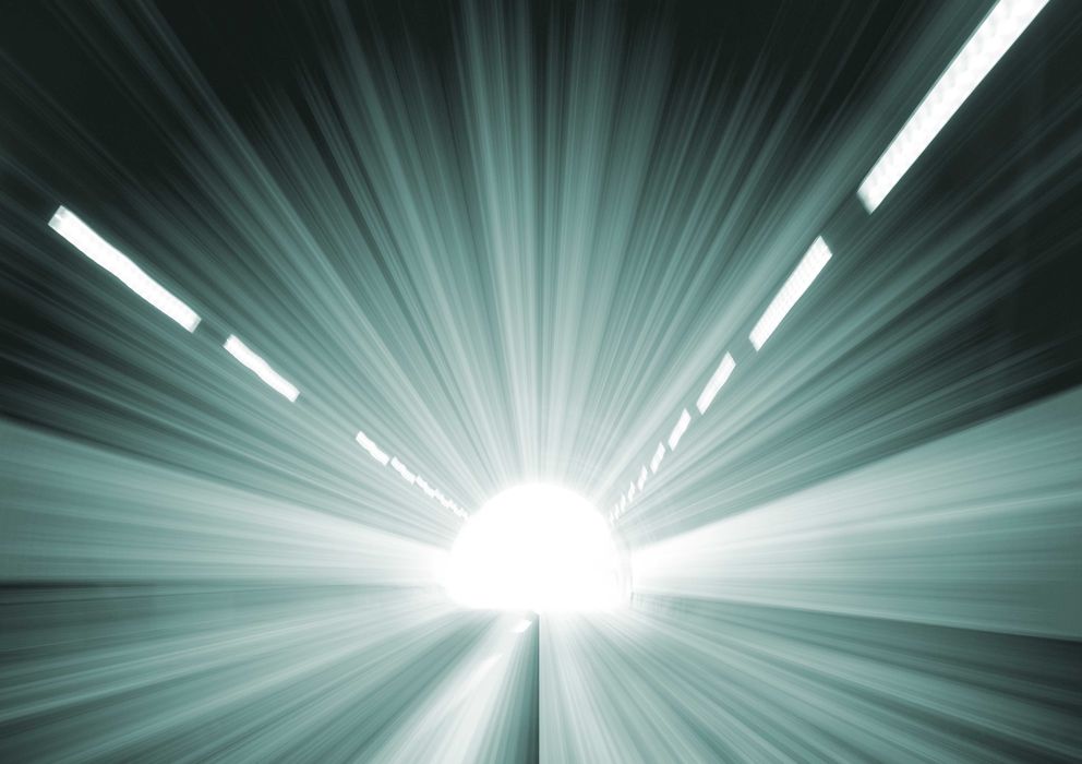 Foto: La descripción de un haz de luz al final de un túnel es el relato más frecuente en las ECM. (Corbis)
