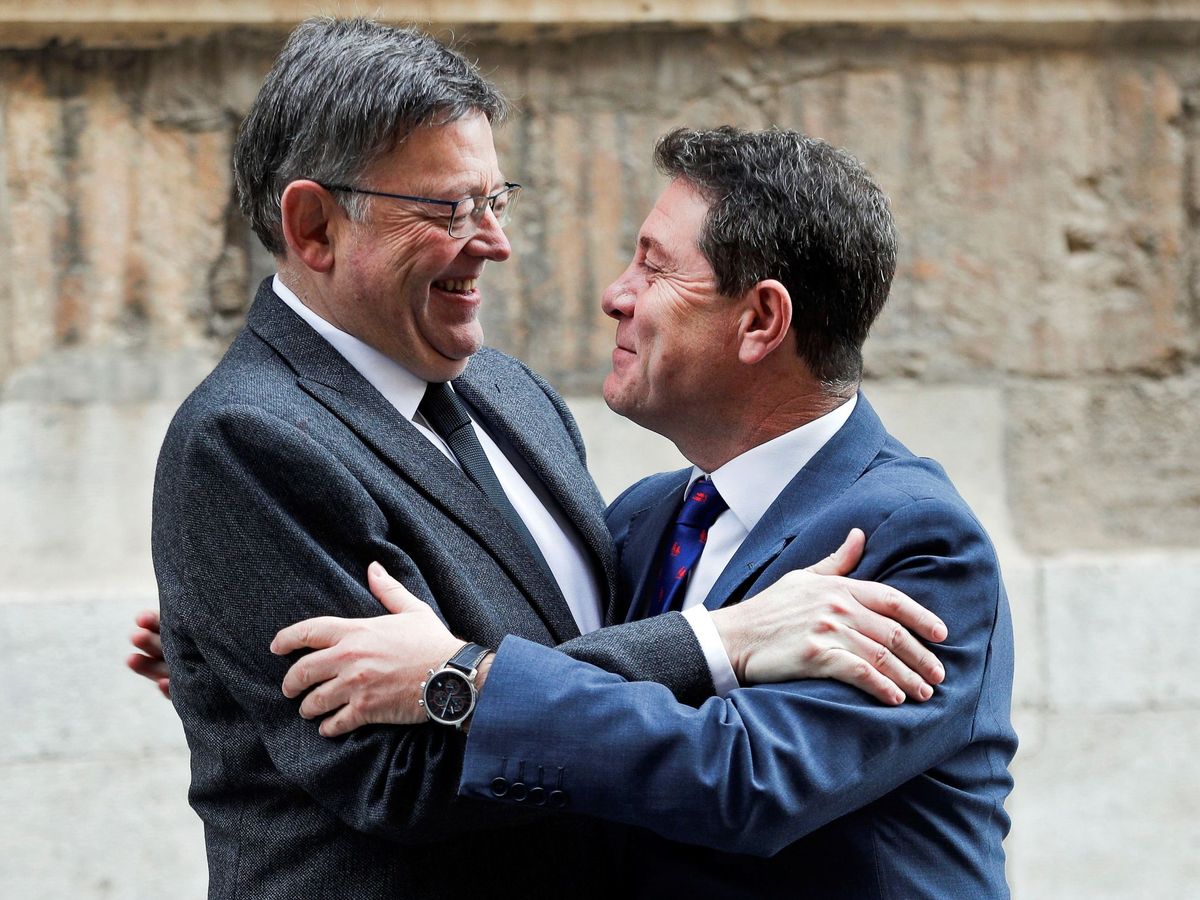 Foto: El 'president' de la Generalitat Valenciana, Ximo Puig (i), saluda al presidente de Castilla-La Mancha, Emiliano García-Page. (EFE/Manuel Bruque)
