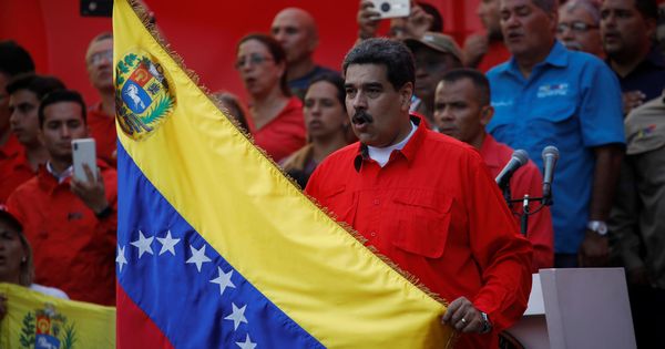 Foto: Nicolás Maduro, con una bandera de Venezuela. (Reuters)