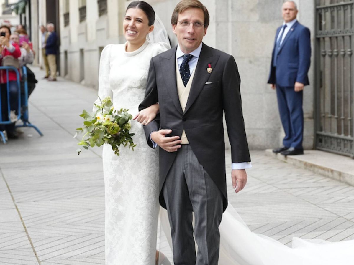 Foto: Teresa Urquijo y José Luis Martínez-Almeida, a la salida de la iglesia donde han celebrado su boda. (LP)