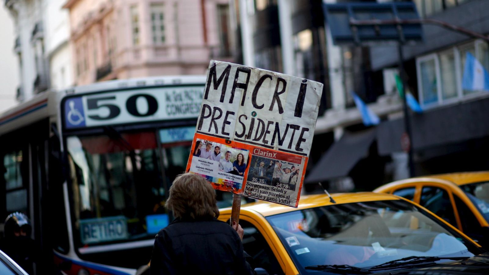 Foto: Una mujer con un cartel de apoyo al candidato conservador argentino Mauricio Macri, en Buenos Aires, el 5 de noviembre de 2015 (Reuters).