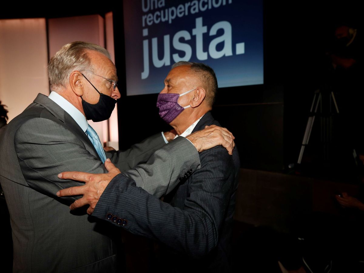 Foto: El expresidente de CaixaBank Isidro Fainé (i) y el secretario general de UGT, Pepe Álvarez, durante el acto del presidente del Gobierno, Pedro Sánchez, en la Casa de América, Madrid. (EFE)