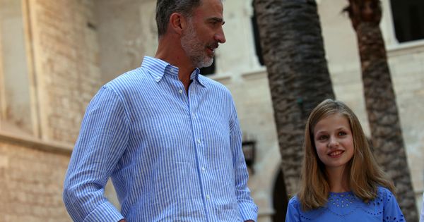 Foto: Felipe VI junto a su hija, la princesa de Asturias, este verano en Palma de Mallorca. (Reuters)