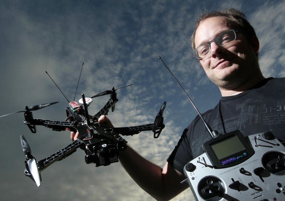 Foto: Raphael Pirker muestra uno de sus 'drones'