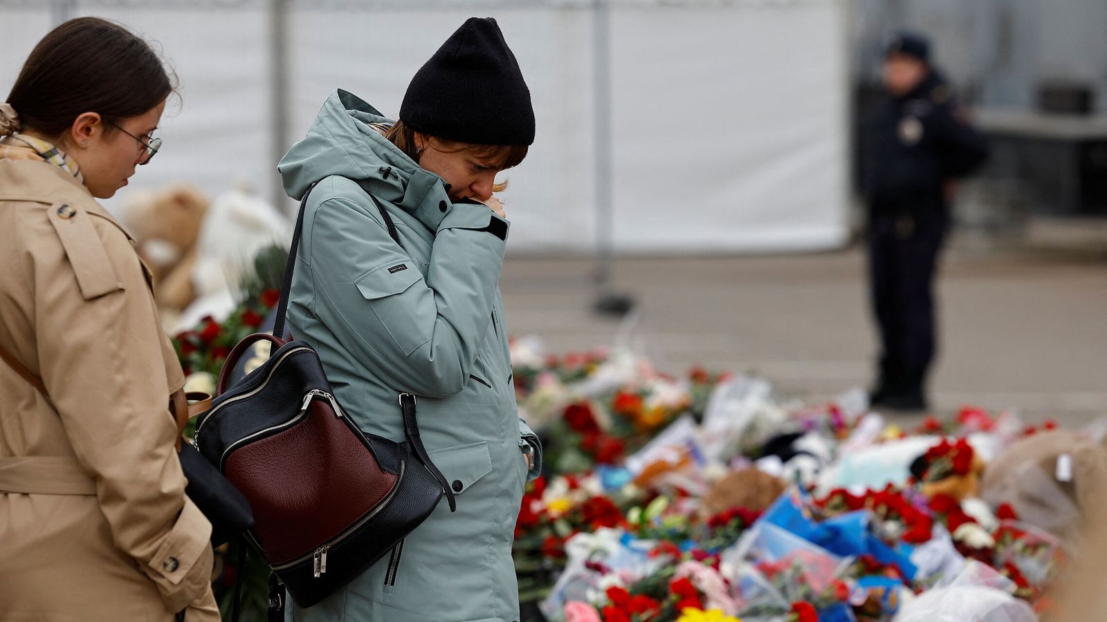 Personas homenajean a las víctimas del atentado de Moscú. (Reuters/Evgenia Novozhenina)
