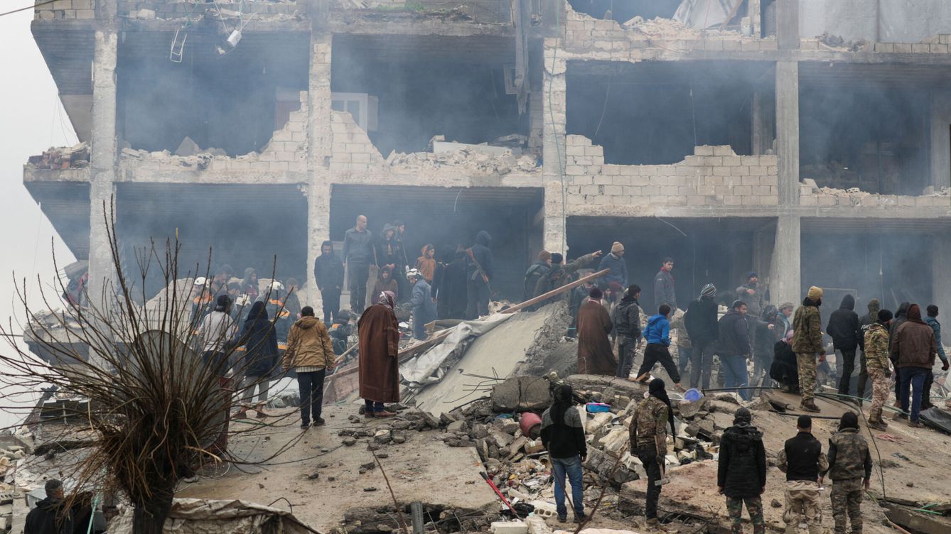 Foto: Varias personas buscan supervivientes tras el derrumbe de un edificio en Jandaris, Siria, tras un terremoto. (Reuters/Khalil Ashawi)