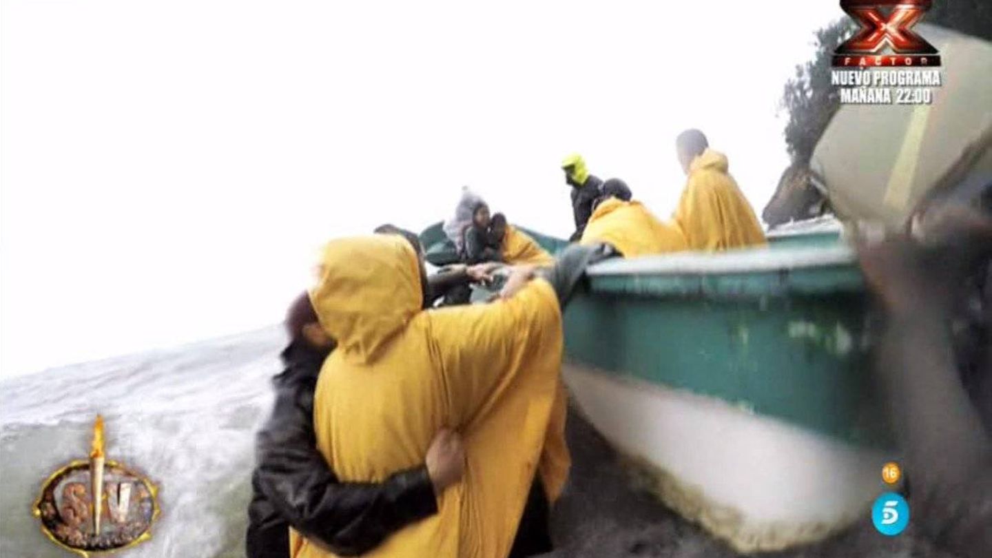 Los concursantes y el equipo técnico tratando de subir a la barca en 'Supervivientes'. (Telecinco)