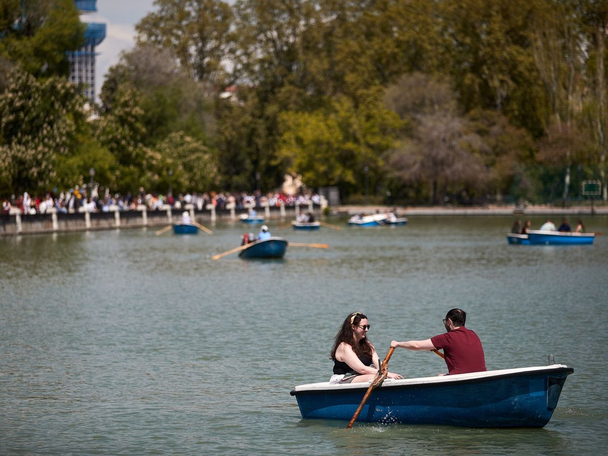 Foto: Varias personas dan un paseo en barca en el estanque de El Retiro. (EFE/Miguel Osés)