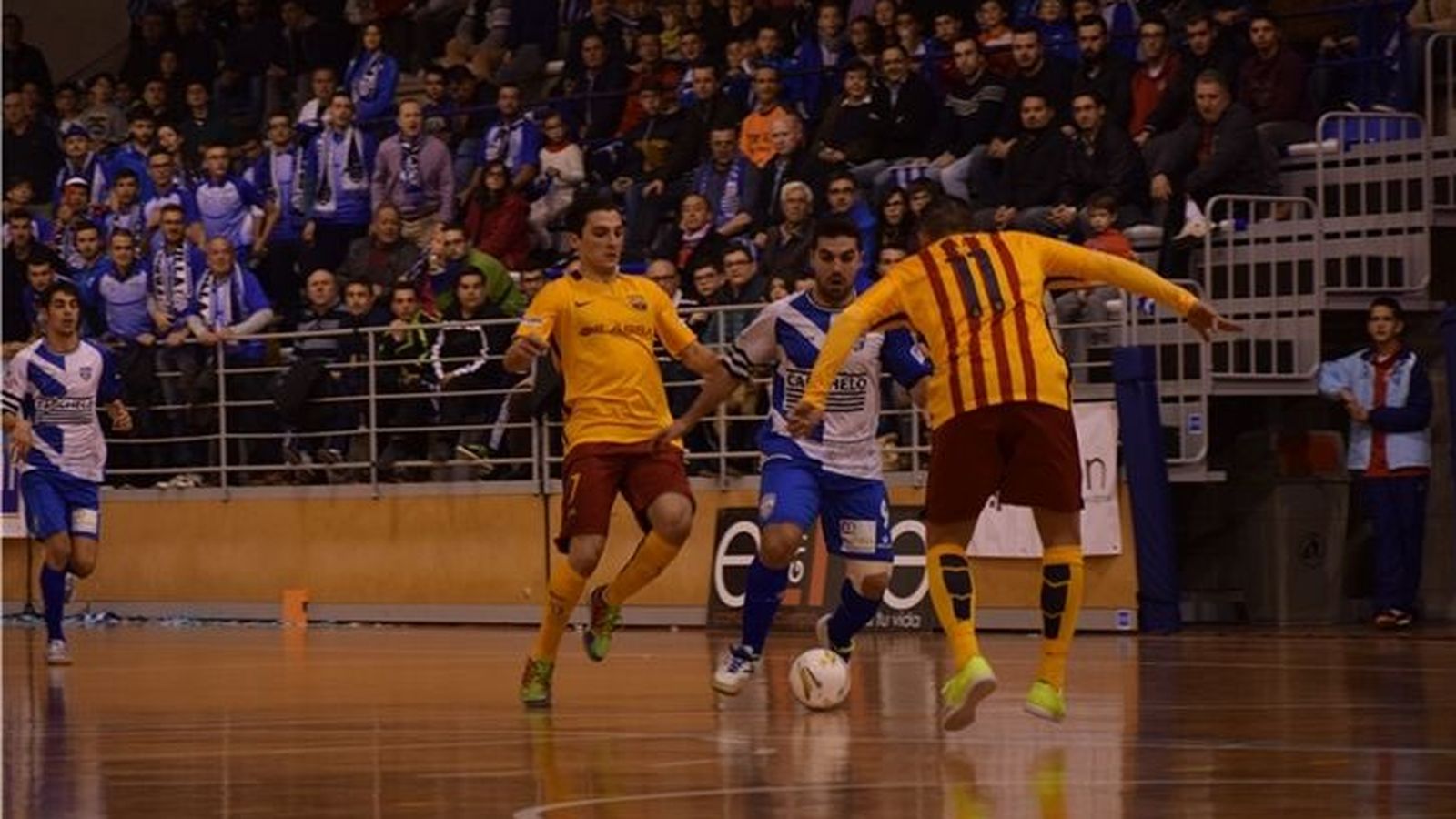 Foto: Barcelona y Jumilla durante el partido (LNFS).