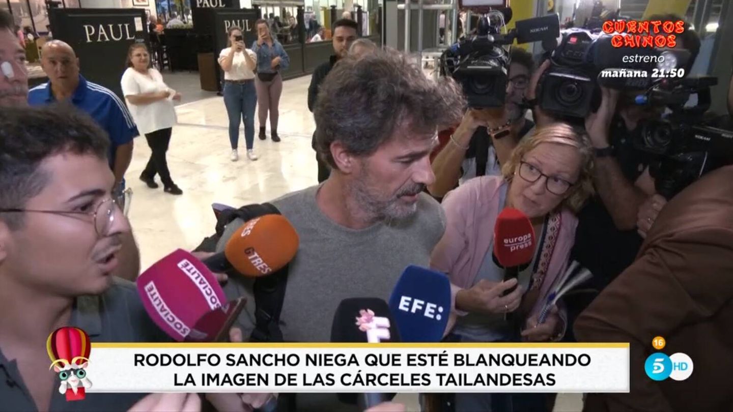 Rodolfo Sancho rodeado por numerosos reporteros. (Mediaset)