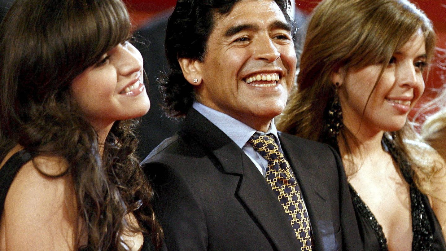 Dalma y Gianinna junto a su padre, Diego Armando Maradona. (EFE)